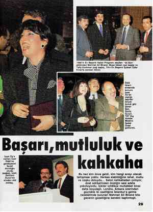  İzzet Öz'e verilen Özel Ödül'ün gerekçesini Serpil Akıllıoğlu okudu (sağda). İzzet, ödülünü Duna'nın elinden aldı (solda).